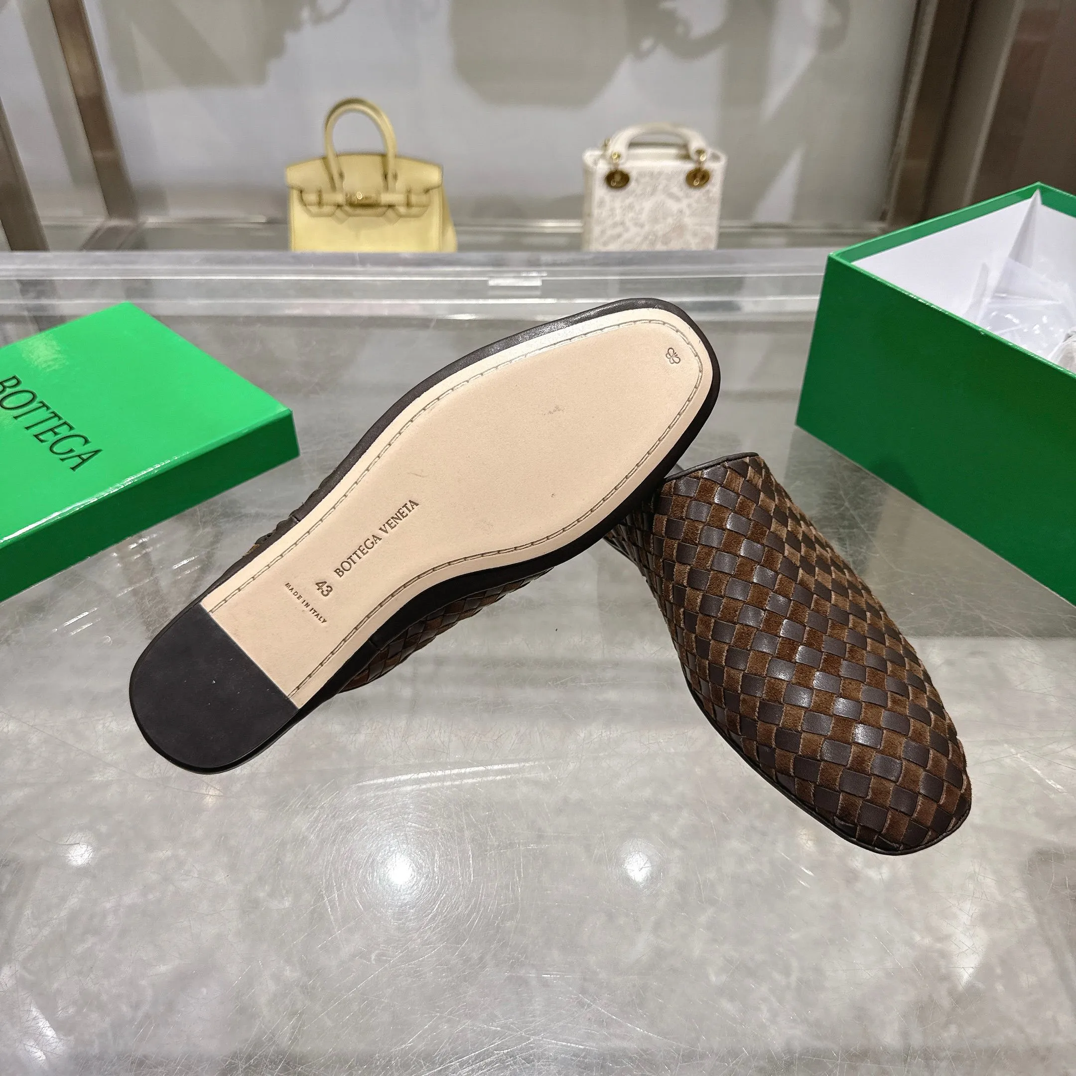 [BV] Top P: 720💰Size for couples: Female 35-39 Male 39--44 (Female 40. Male 38.45.46.47 customization is not returnable) [Note‼ ️] Add 💰 to size 46, add 💰 to size 47. Bottega Veneta's 2025 autumn counter synchronized genuine leather outsole classic woven half-drag couple model Bottega Veneta square toe flat shoes, imported mixed sheepskin, imported sheep! Leather outsole! [Rose][Rose]! Purely hand-woven and operated, the original board is reproduced one-to-one! quality assurance!